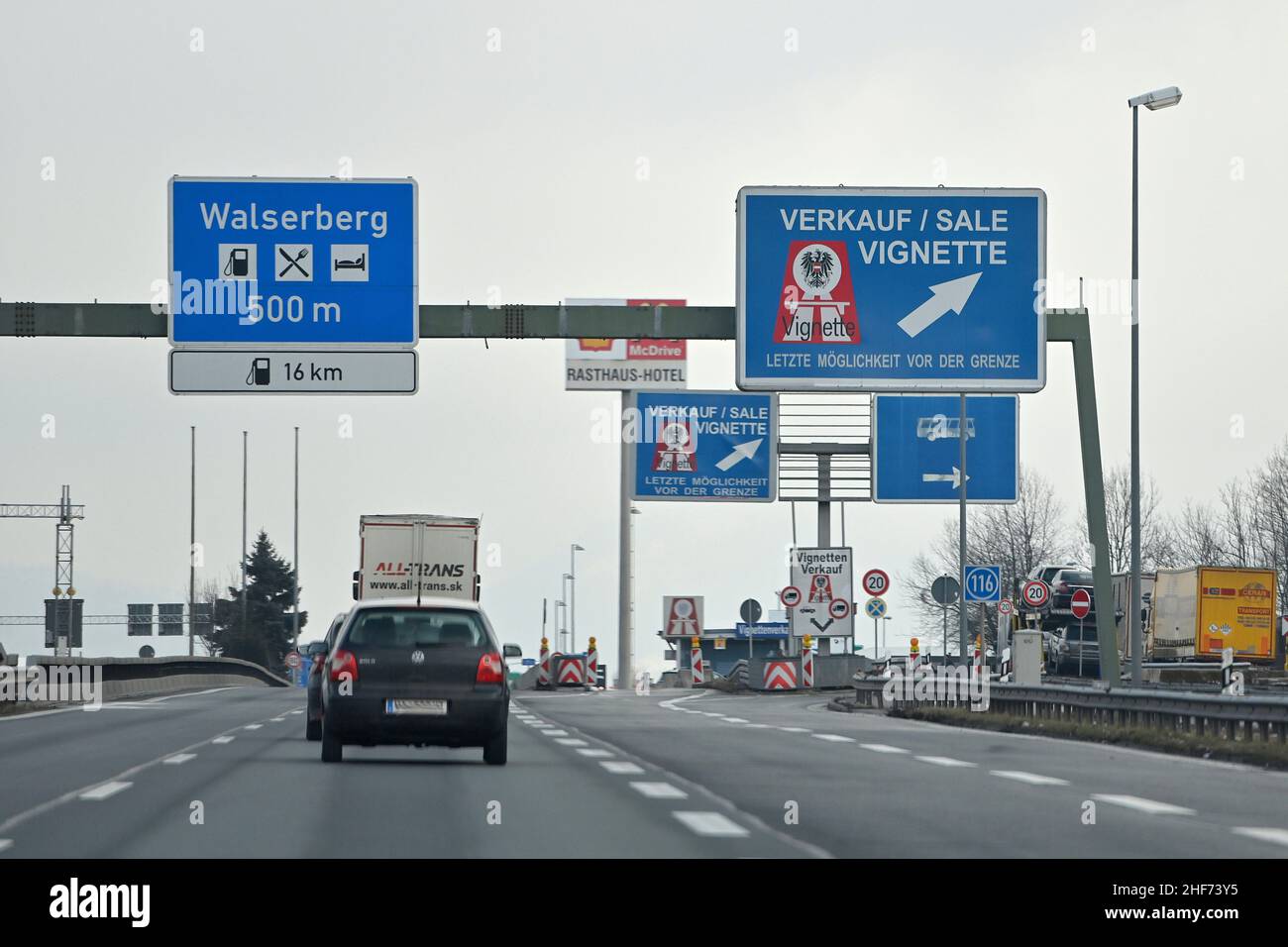 Walserberg, Germania. 11th Jan 2022. Attraversamento della frontiera di Walserberg Germania/Austria con segnaletica MAUT, PEDAGGIO, VIGNETTA, vignetta autostradale, autoadesivo, Autostrada A8 vicino a Bad Reichenhall. Traffico stradale, auto, autostrada, credito: dpa/Alamy Live News Foto Stock