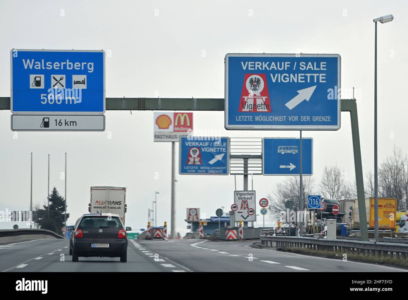 Walserberg, Germania. 11th Jan 2022. Attraversamento della frontiera di Walserberg Germania/Austria con segnaletica MAUT, PEDAGGIO, VIGNETTA, vignetta autostradale, autoadesivo, Autostrada A8 vicino a Bad Reichenhall. Traffico stradale, auto, autostrada, credito: dpa/Alamy Live News Foto Stock