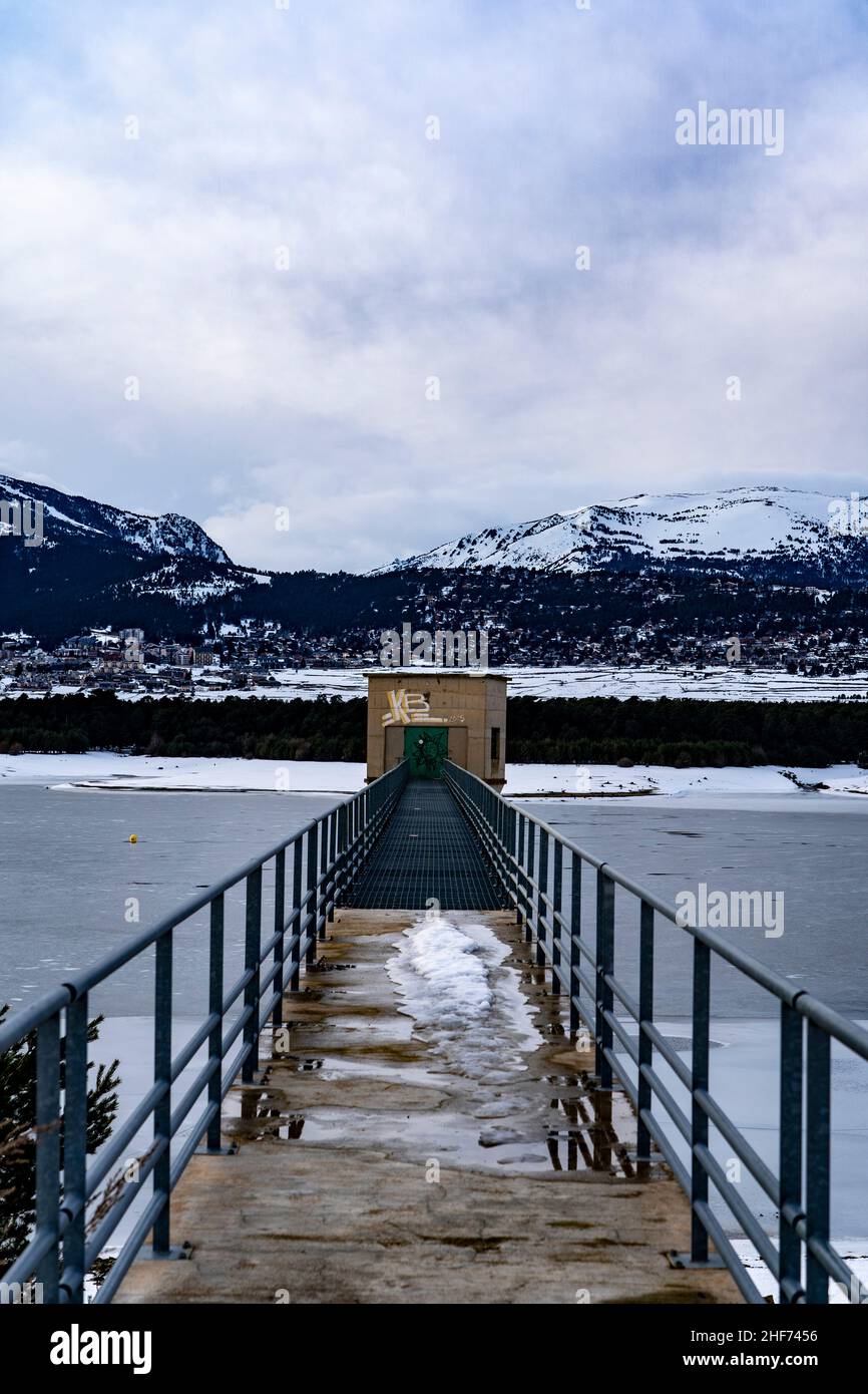 Lac de Matemale gelé en hiver, Capcir, Pirenei Orientali, Francia Foto Stock