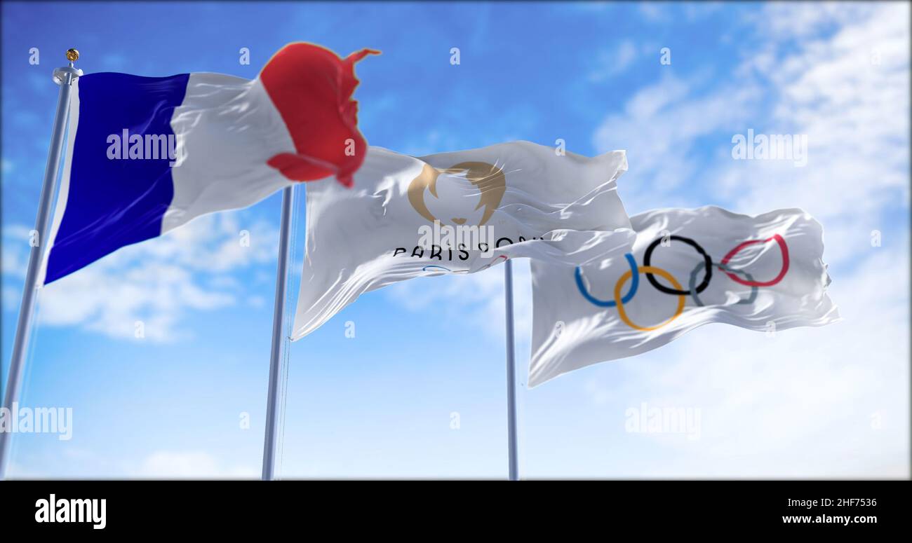 Parigi, Francia, gennaio 2022: Parigi 24 bandiera olimpica che sventola nel vento tra la bandiera francese e quella olimpica. Parigi 2024 estate olimpiadi giochi sono sc Foto Stock