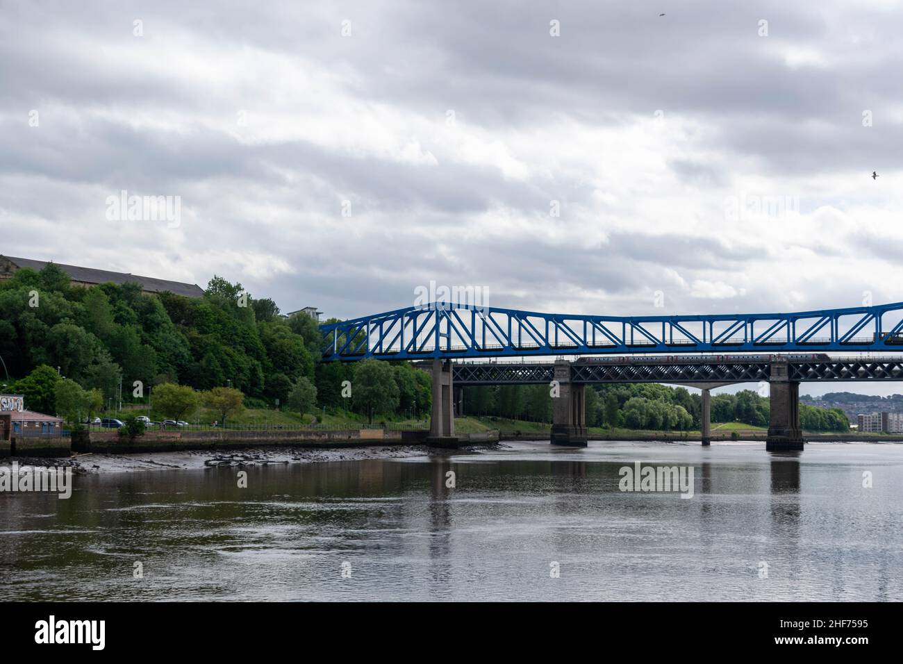 Newcastle, UK - 7 maggio 2019: Famosi ponti che collegano Newcastle e Gateshead sul fiume Tyne, Tyne Bridge, High Level Bridge, Swing Bridge, King Foto Stock