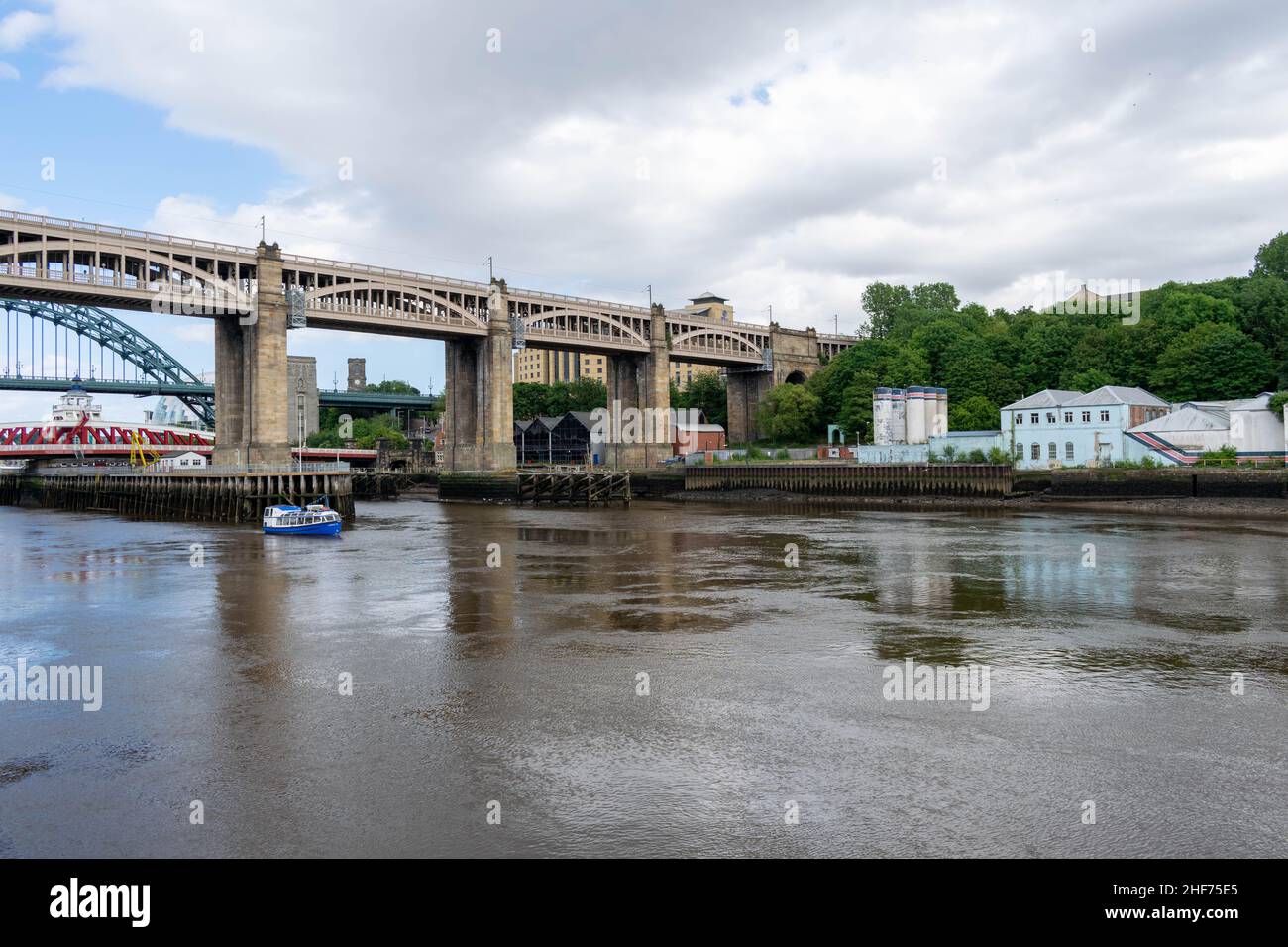 Newcastle, UK - 7 maggio 2019: Famosi ponti che collegano Newcastle e Gateshead sul fiume Tyne, Tyne Bridge, High Level Bridge, Swing Bridge, King Foto Stock