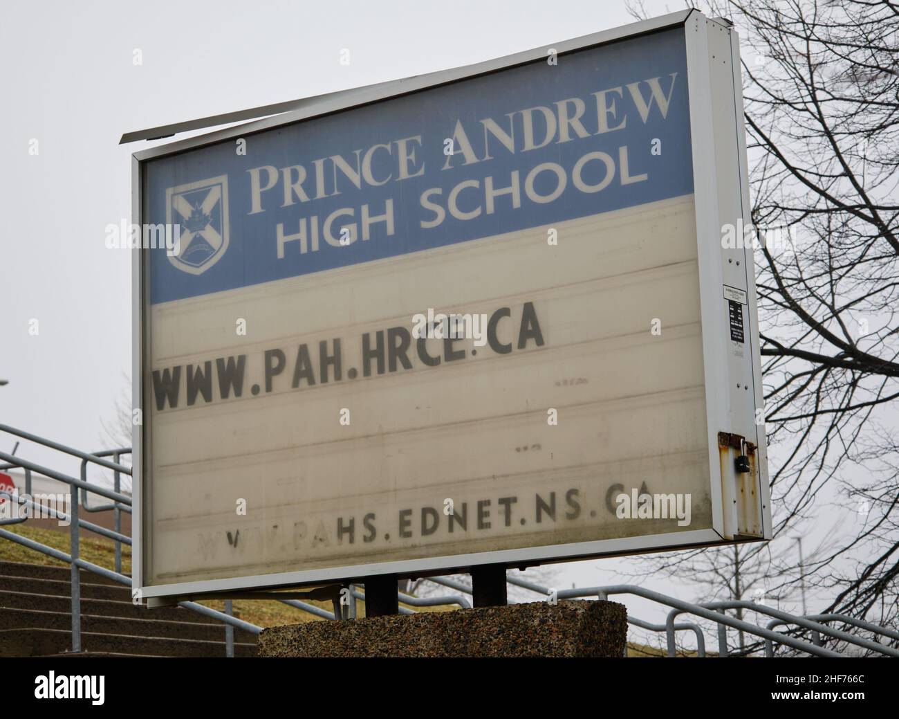 Dartmouth, Canada. Gennaio 14, 2022. Accedi di fronte alla scuola superiore del principe Andrew il giorno dopo che ha perso il suo titolo reale Foto Stock