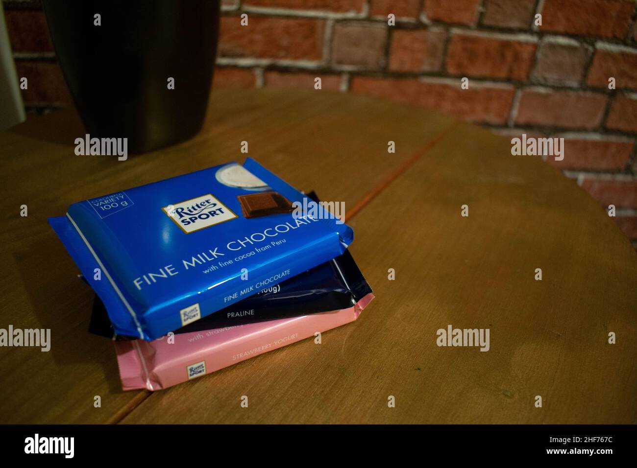 Durham, UK - 29th maggio 2019: Stack Off Ritter Sport Chocolate Bar, varietà colorata 100g, fragola, pralina, cioccolato al latte fine e latte alpino va Foto Stock