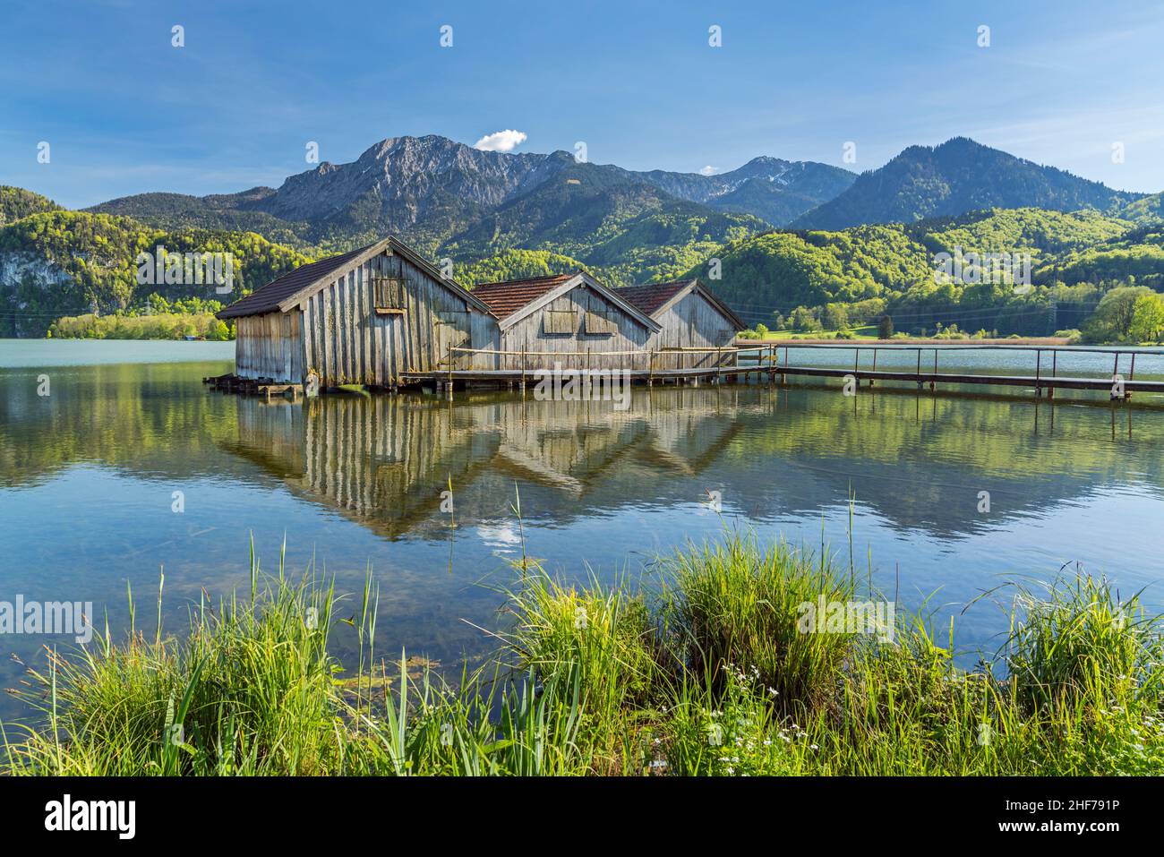 Capanne di barche sul Kochelsee di fronte a Herzogstand e Heimgarten, Schlehdorf, alta Baviera, Baviera, Germania Foto Stock