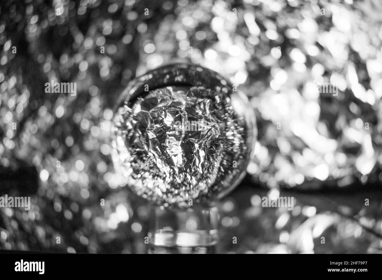 Fotografia del globo della neve lente trasparente della sfera di cristallo su uno sfondo sfocato, molto artistico, futuristico, colorato, vibrante. Fondo e retro cool Foto Stock