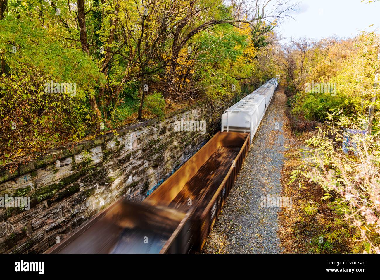 Blur - PAN - azione vista dall'alto del treno merci che scende lungo i binari ferroviari attraverso Philadelphia; Pennsylvania; USA Foto Stock