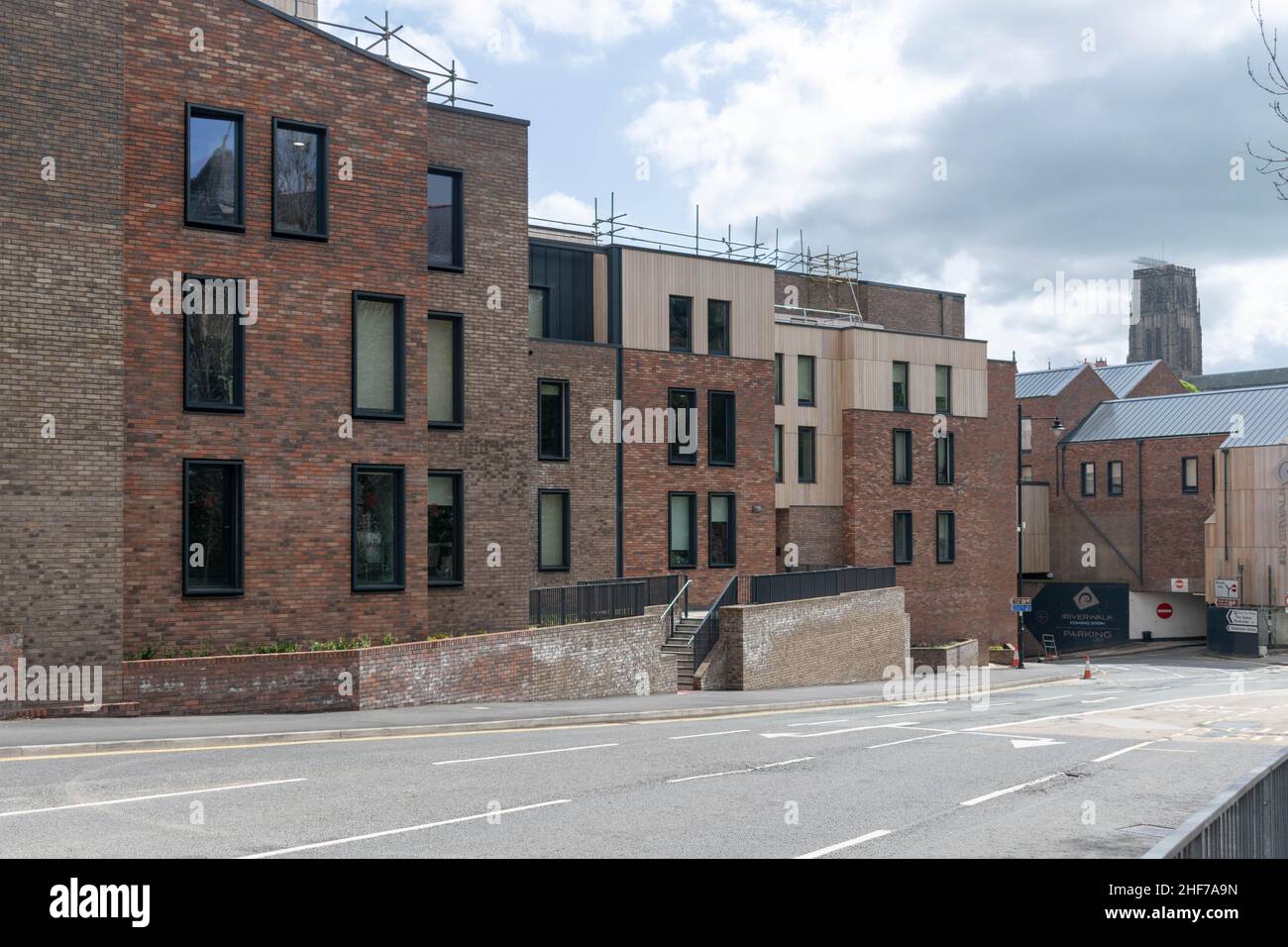 Milburn Riverwalk sviluppo per alloggi per studenti, ristoranti, bar e negozi per la Durham University lungo il fiume Wear. Foto Stock