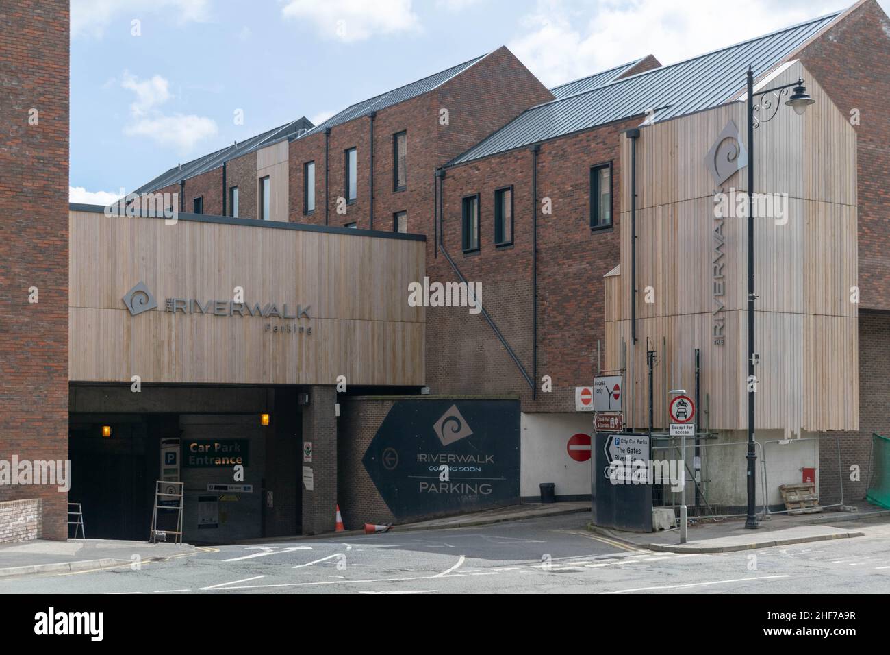 Milburn Riverwalk sviluppo per alloggi per studenti, ristoranti, bar e negozi per la Durham University lungo il fiume Wear. Foto Stock