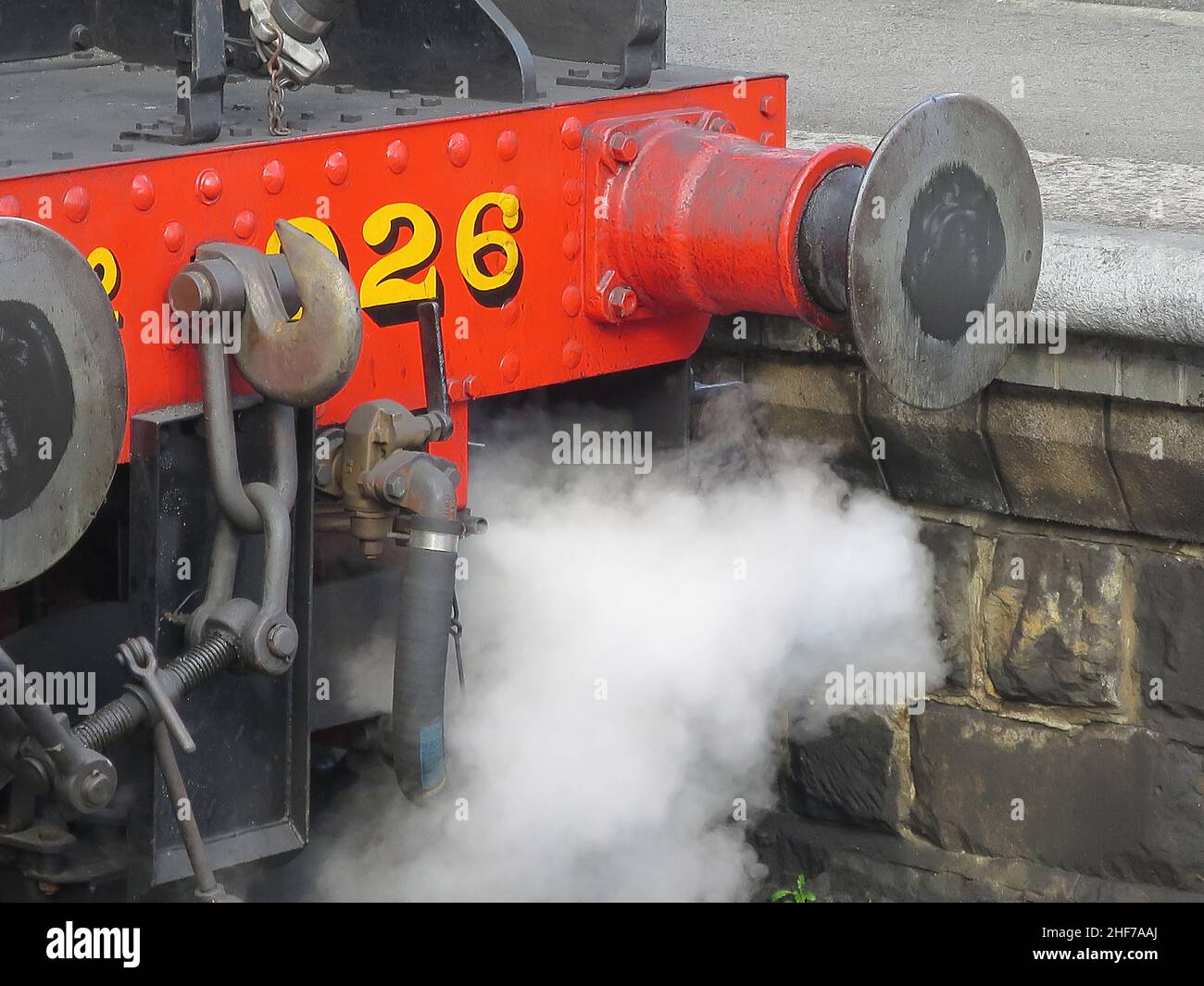 Primo piano dei paraurti sulla locomotiva a vapore 30926 della classe Scuole. Il motore è denominato Repton. Foto Stock
