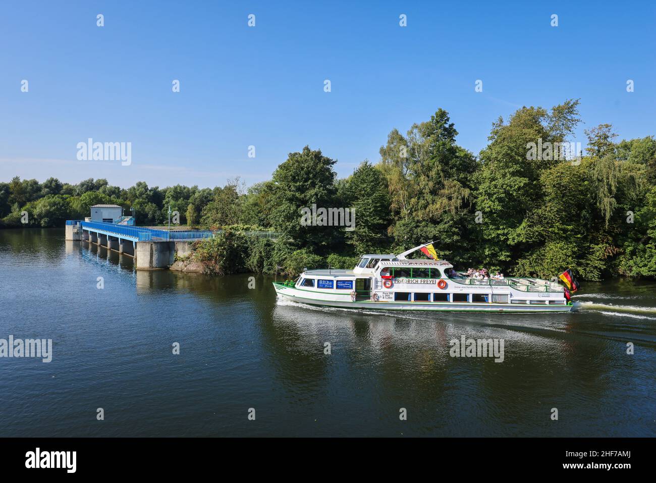 Muelheim an der Ruhr, Nordrhein-Westfalen, Deutschland - Saarn-Mendener Ruhraue, gruenes Ruhrgebiet. Ausflugsboot Friedrich Freye fahrt auf der Ruhr, Foto Stock