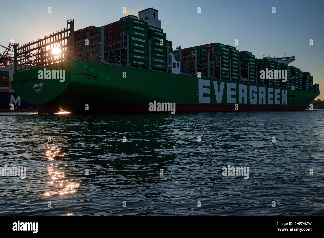 Container Freighter, Elbe, porto di Amburgo Foto Stock