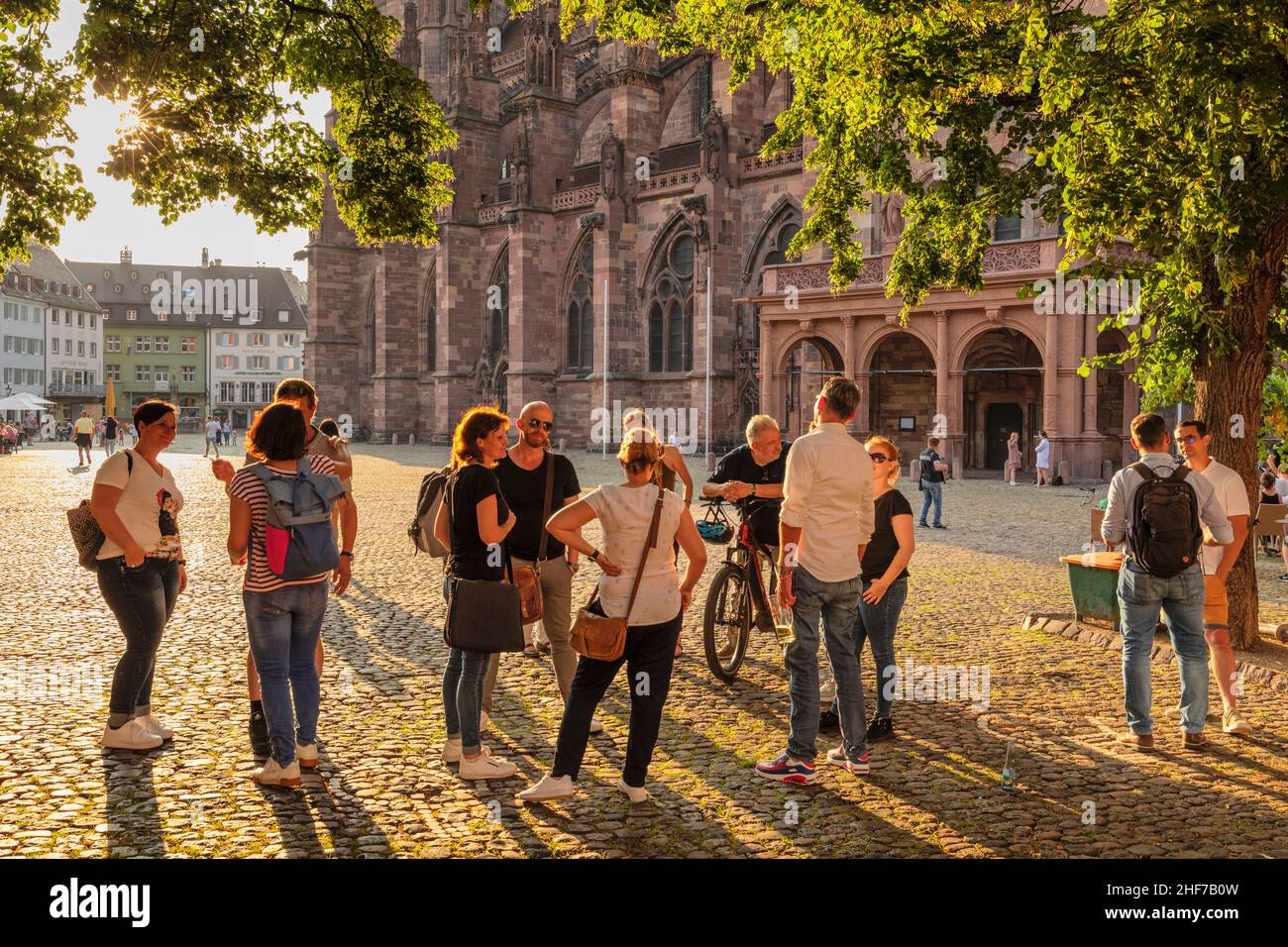 Persone a Munsterplatz, Friburgo in Breisgau, Foresta Nera meridionale, Baden-Württemberg, Germania Foto Stock