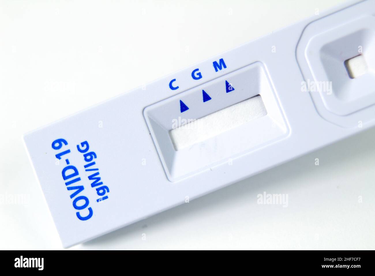 Cassetta per test diagnostico con antigene rapido di Coronavirus SARS-COV-2 Covid-19 su sfondo bianco Foto Stock