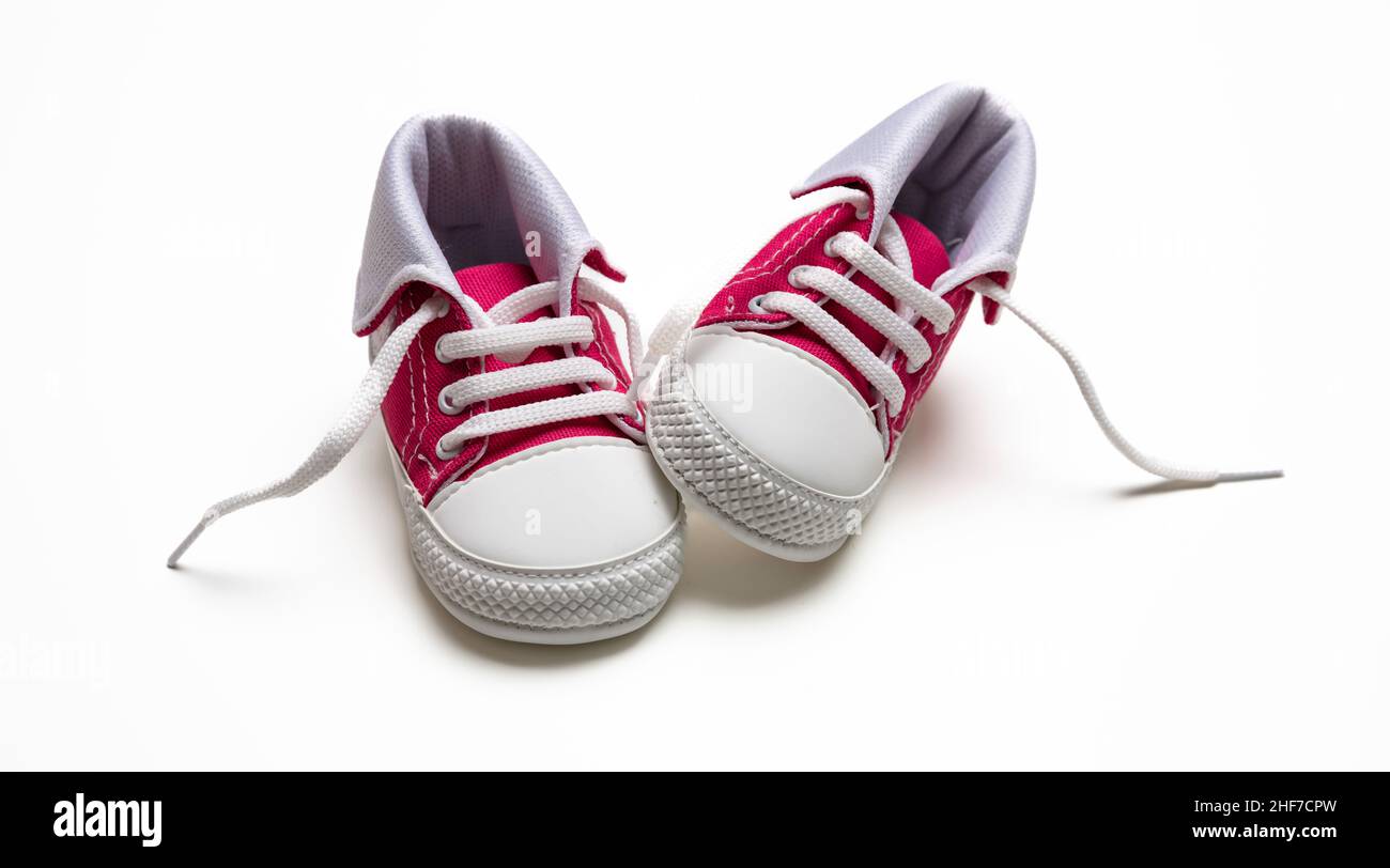 Scarpe da ginnastica per bambini, scarpe da ginnastica isolate in tela su  sfondo bianco, scarpe sportive carine, calzature per bambini Foto stock -  Alamy