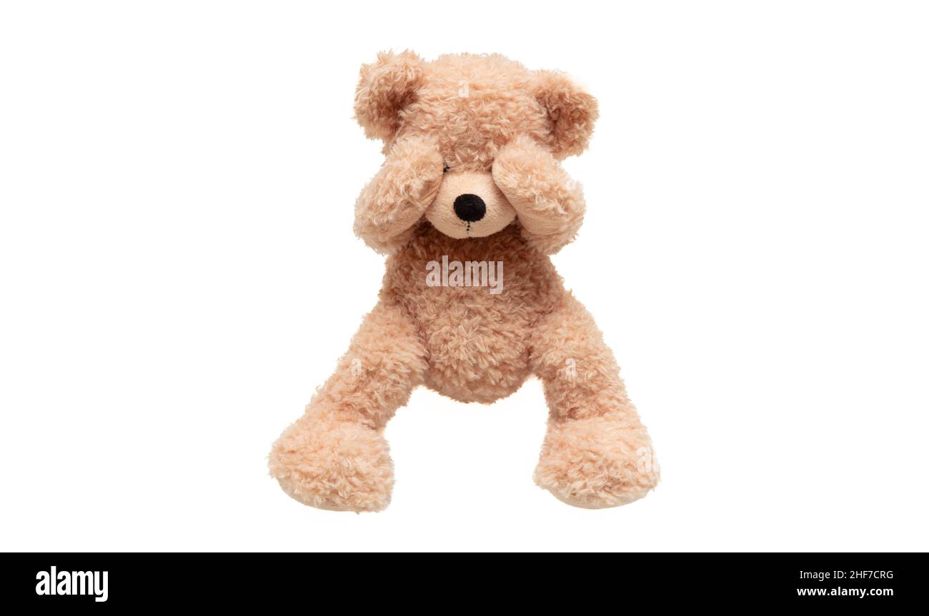 Concetto di abuso di minori. Occhio di copertura dell'orso Teddy isolato su sfondo bianco, vista frontale Foto Stock