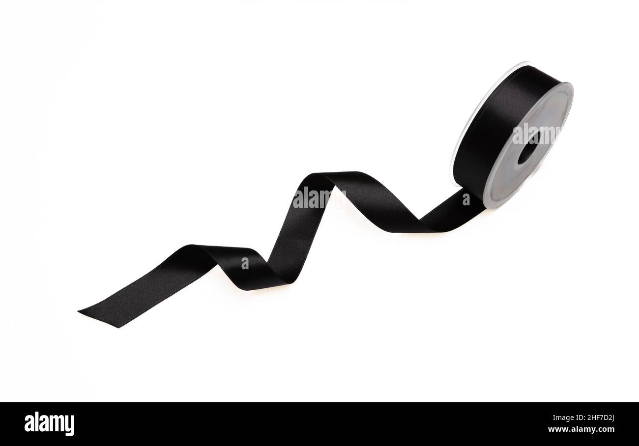 Nastro nero riccio e bobina isolato su sfondo bianco, elemento di design, vendita Black Friday, lutto e RIP concetto Foto Stock