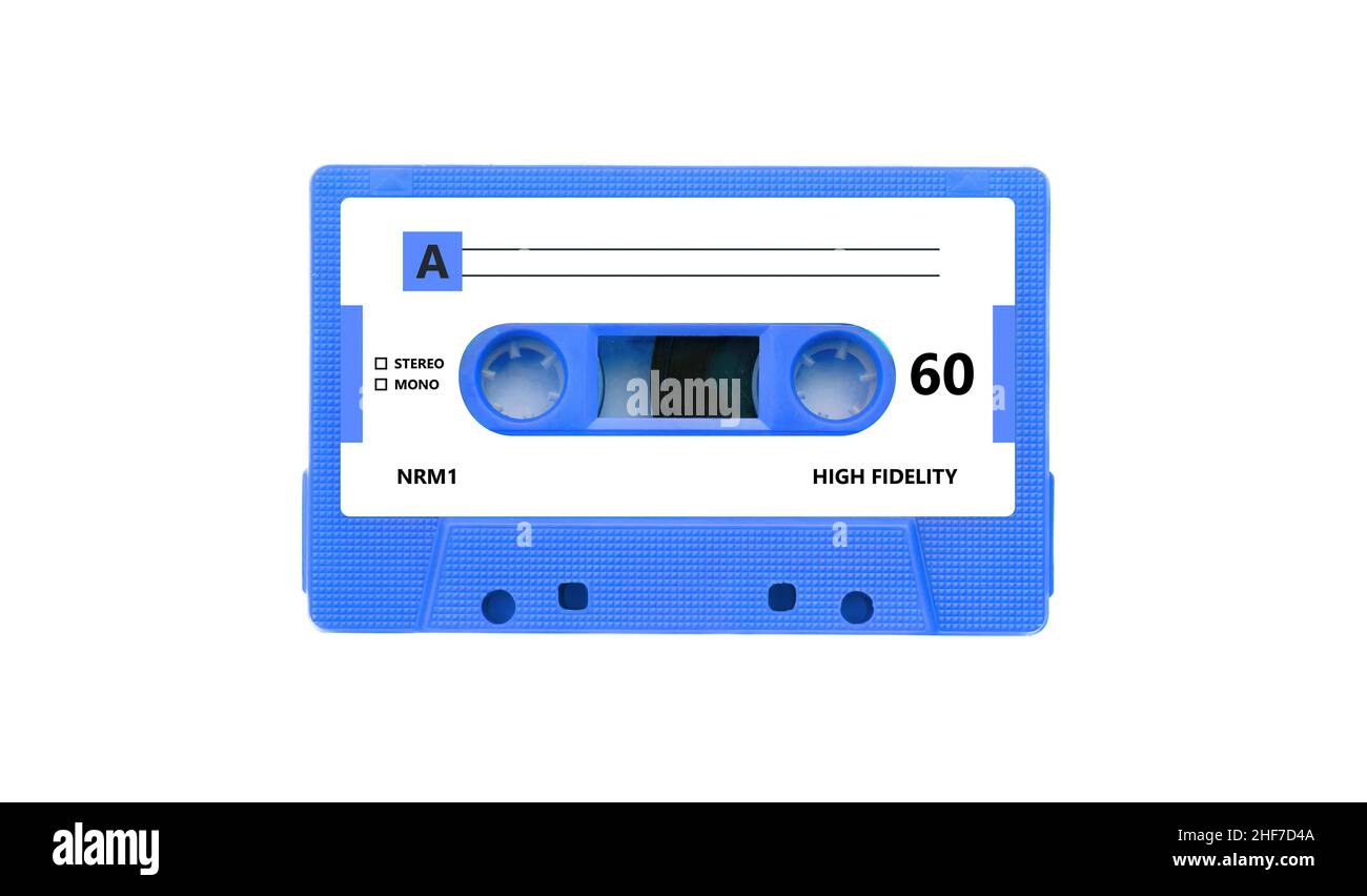Cassetta audio di colore blu con etichetta vuota isolata su sfondo bianco. Musica retrò e suono, 80s canzoni Foto Stock