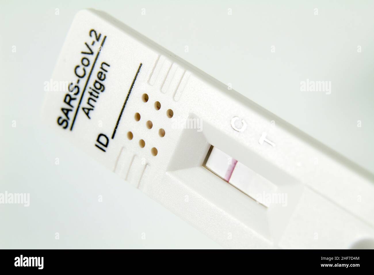 Cassetta per test diagnostico con antigene rapido di Coronavirus SARS-COV-2 Covid-19 su sfondo bianco Foto Stock