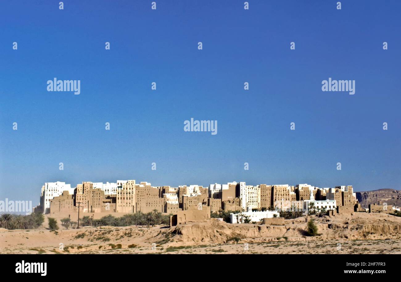 Bella città di Shibam nel deserto nel Hadramaut, Yemen. Foto Stock