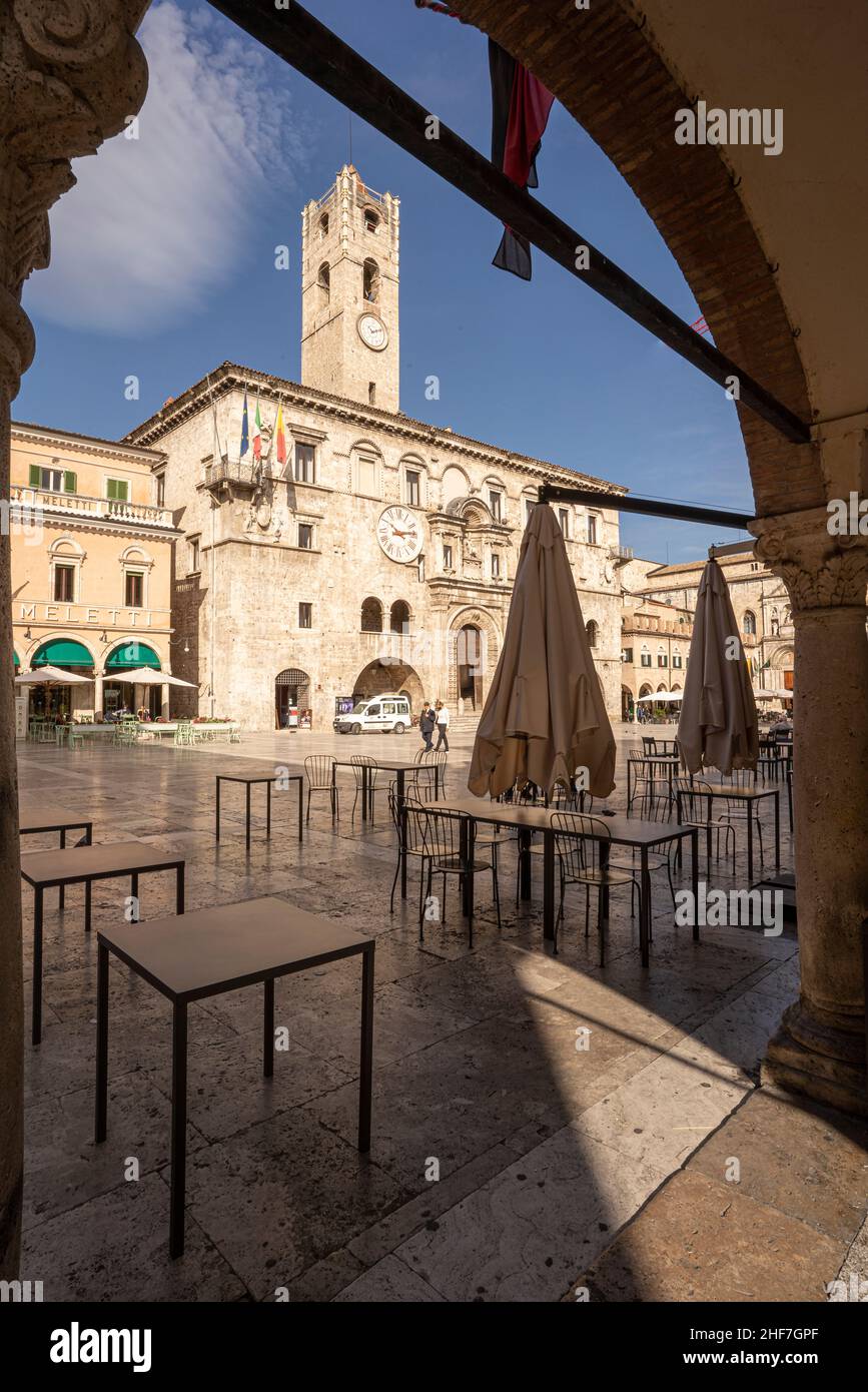 Piazza del Popolo e la Chiesa di San Francesco / Ascoli Pisieno nelle Marche Foto Stock