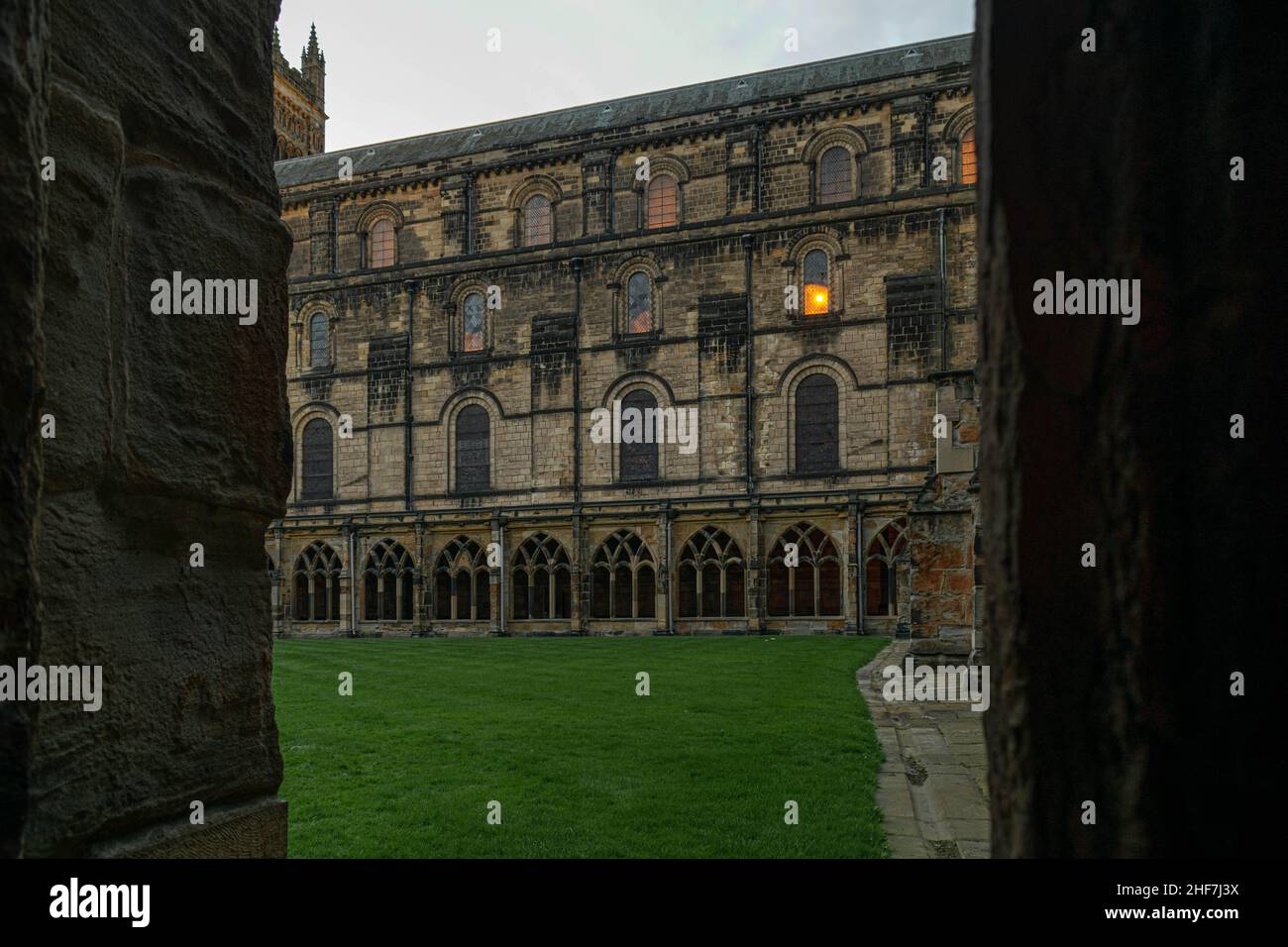 Durham, UK - 29 agosto 2019: Il cortile all'interno della Cattedrale di Durham. Incandescente, illuminante la sera, la notte. Harry potter ha girato le scene qui. Beau Foto Stock