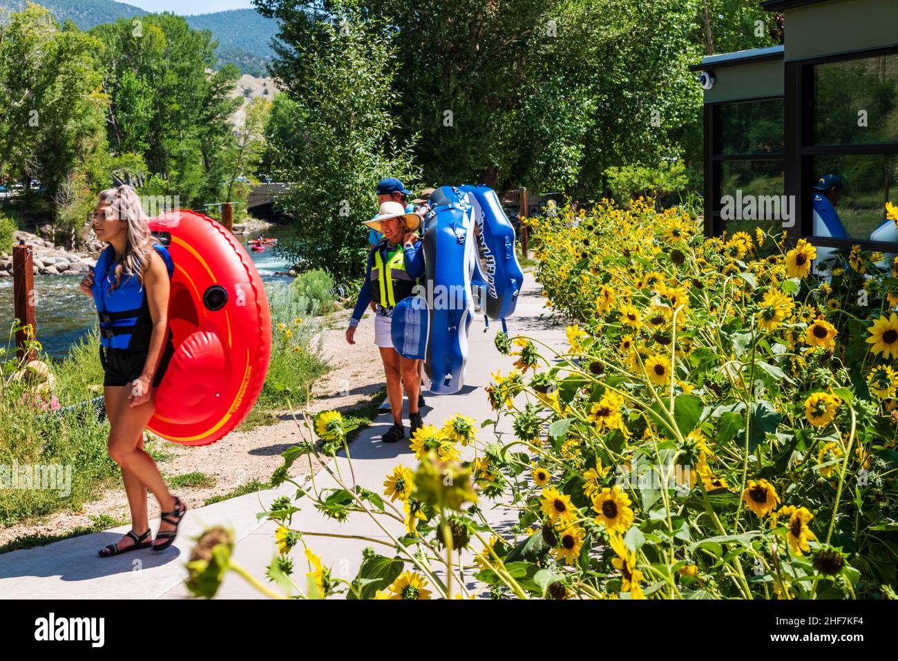 I turisti si preparano a galleggiare i tubi lungo il fiume Arkansas; centro di Salida; Colorado; Stati Uniti Foto Stock