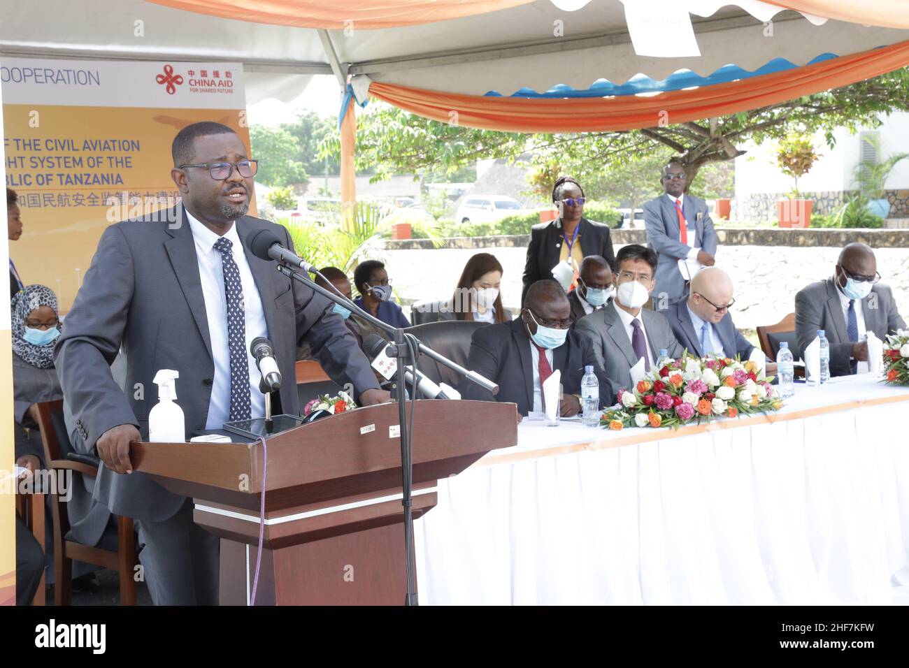 Dar es Salaam, Tanzania. 14th Jan 2022. Hamza Johari (fronte), direttore generale dell'autorità per l'aviazione civile della Tanzania (TCAA), interviene durante il lancio del progetto sui sistemi di supervisione per la sicurezza dell'aviazione civile a Dar es Salaam, Tanzania, il 14 gennaio 2022. Venerdì le autorità tanzaniane hanno lanciato il potenziamento del progetto relativo ai sistemi di supervisione della sicurezza dell'aviazione civile finanziato dal governo cinese per una sovvenzione di 1 milioni di dollari USA. Credit: Herman Emmanuel/Xinhua/Alamy Live News Foto Stock