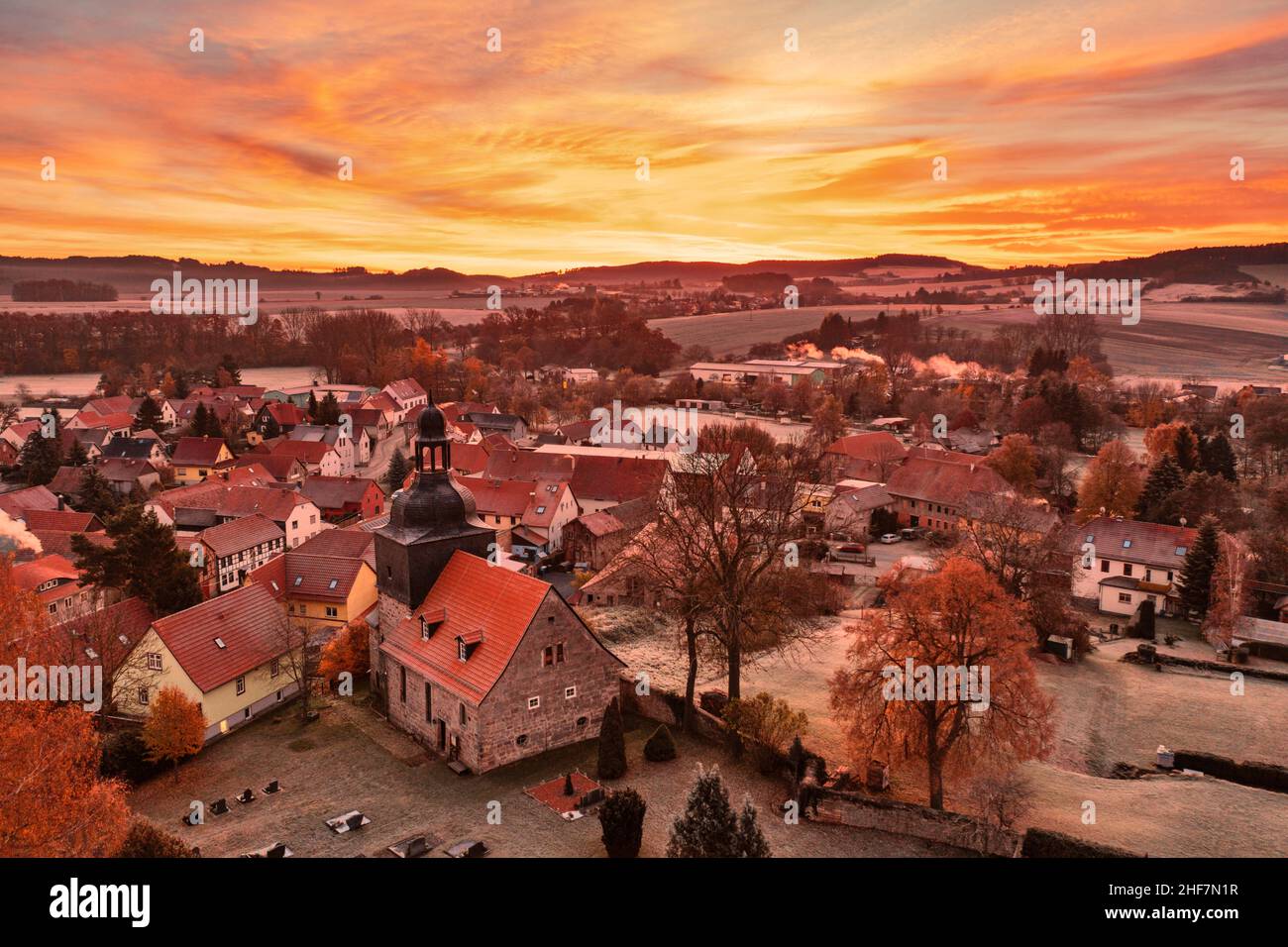 Germania, Turingia, Stadtilm, distretto Griesheim, chiesa del villaggio, villaggio, alba, panoramica, retroilluminazione Foto Stock