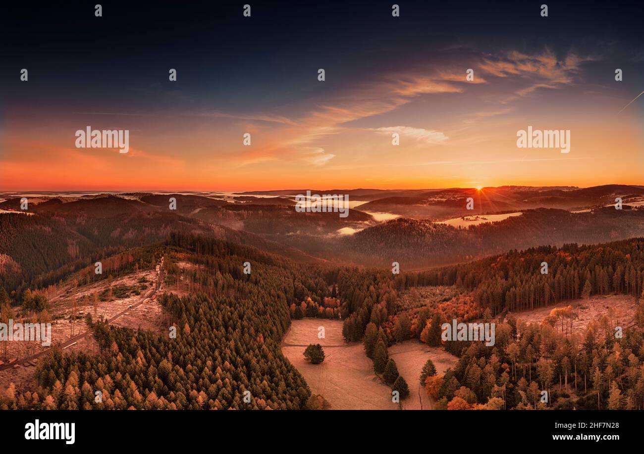 Germania, Turingia, Großbreitenbach, Wildenspring, paesaggio, foresta, valli, montagne, alba, panoramica, vista aerea, retroilluminazione Foto Stock