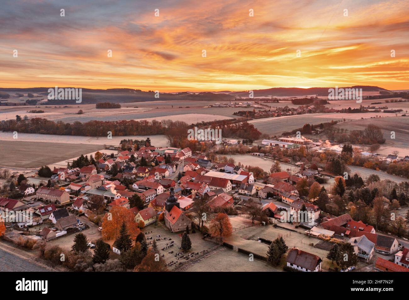 Germania, Turingia, Stadtilm, distretto Griesheim, villaggio, chiesa, cimitero, ILM, campi, alba, panoramica, immagine aerea, retroilluminazione Foto Stock