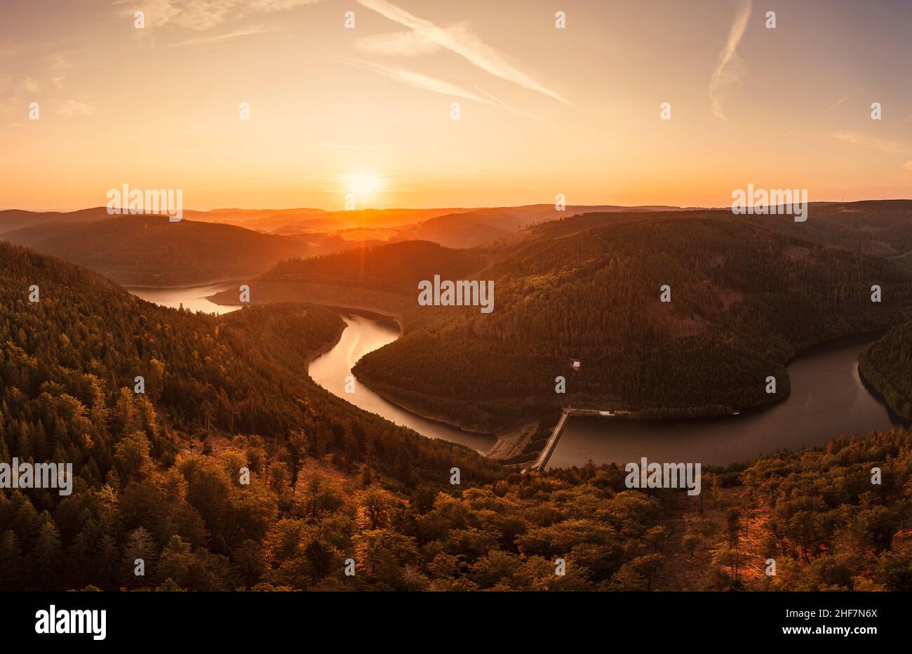 Germania, Turingia, città di Schwarzatal, Meura (background), diga di Leibis-Lichte, paesaggio, foresta, montagne, valli, alba, retroilluminazione Foto Stock