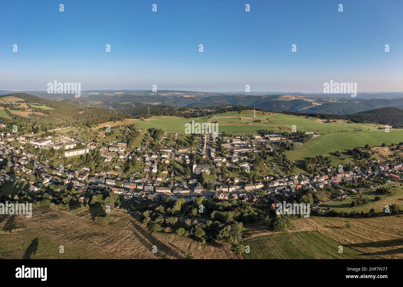 Germania, Turingia, città di Schwarzatal, Oberweißbach, piccola città, villaggio, panoramica, vista aerea Foto Stock