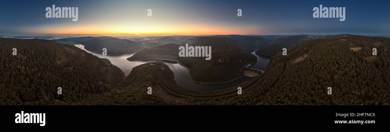 Germania, Turingia, città di Schwarzatal, diga di Leibis-Lichte, paesaggio, foresta, montagne, valli, alba, in parte retroilluminata, panorama a 360° Foto Stock