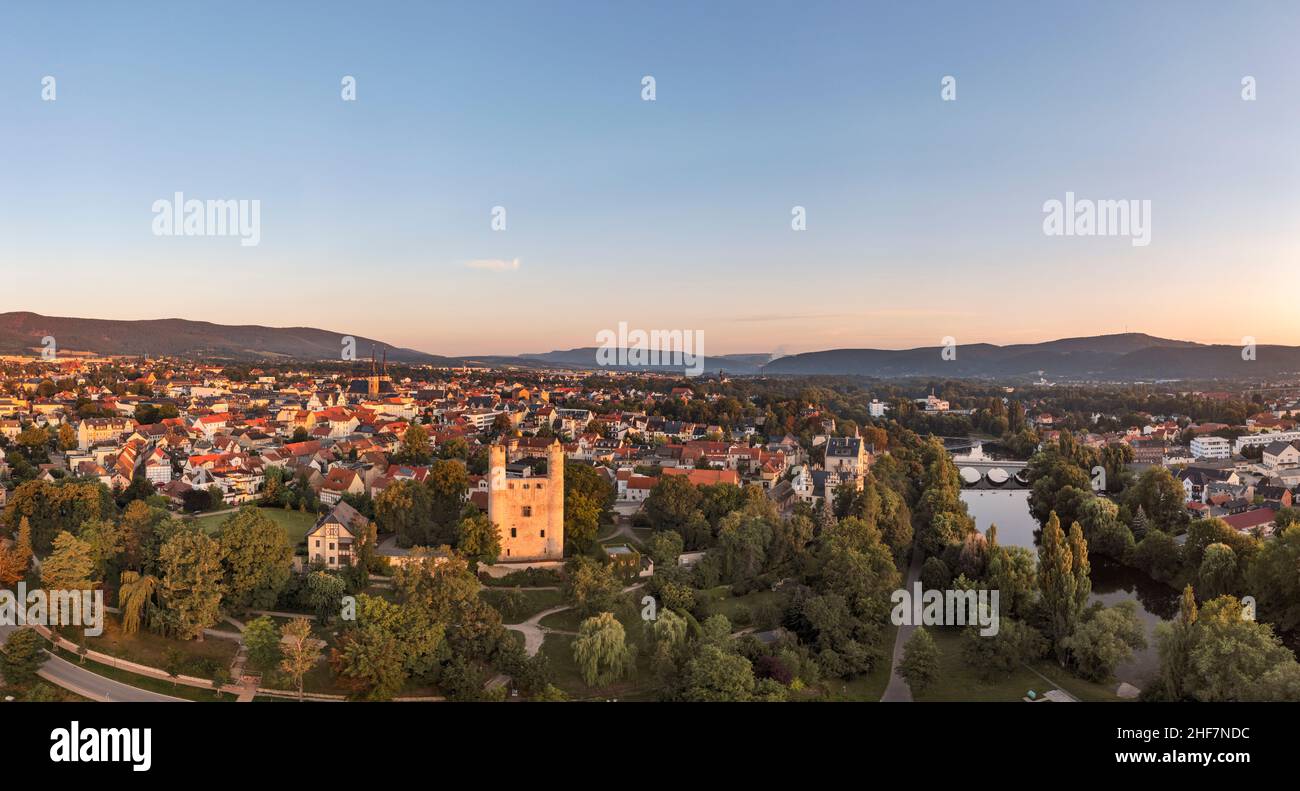 Germania, Turingia, Saalfeld, alta sciame, rovine del castello, Città, Saale, Johanneskirche (sfondo), panoramica, fotografia aerea, luce del mattino Foto Stock