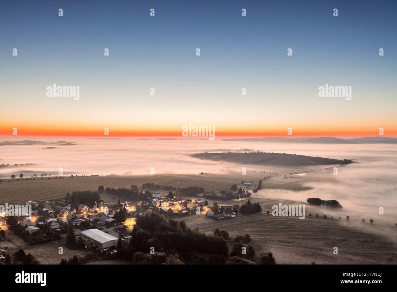 Germania, Turingia, Großbreitenbach (background), Gillersdorf, villaggio, dawn, nebbia a terra, panoramica, vista aerea Foto Stock