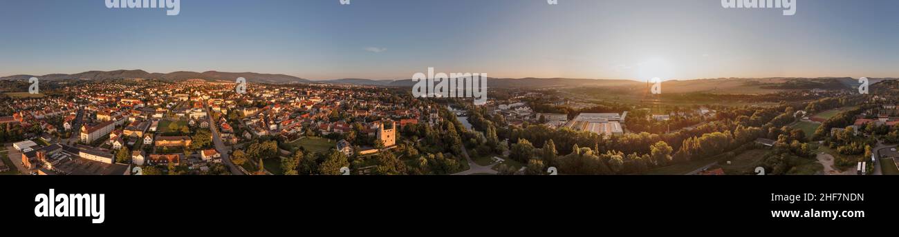 Germania, Turingia, Saalfeld, alta sciame, rovine del castello, Città, Saale, Johanneskirche (sfondo), panoramica, alba, vista aerea, in parte retroilluminazione, panorama a 360° Foto Stock