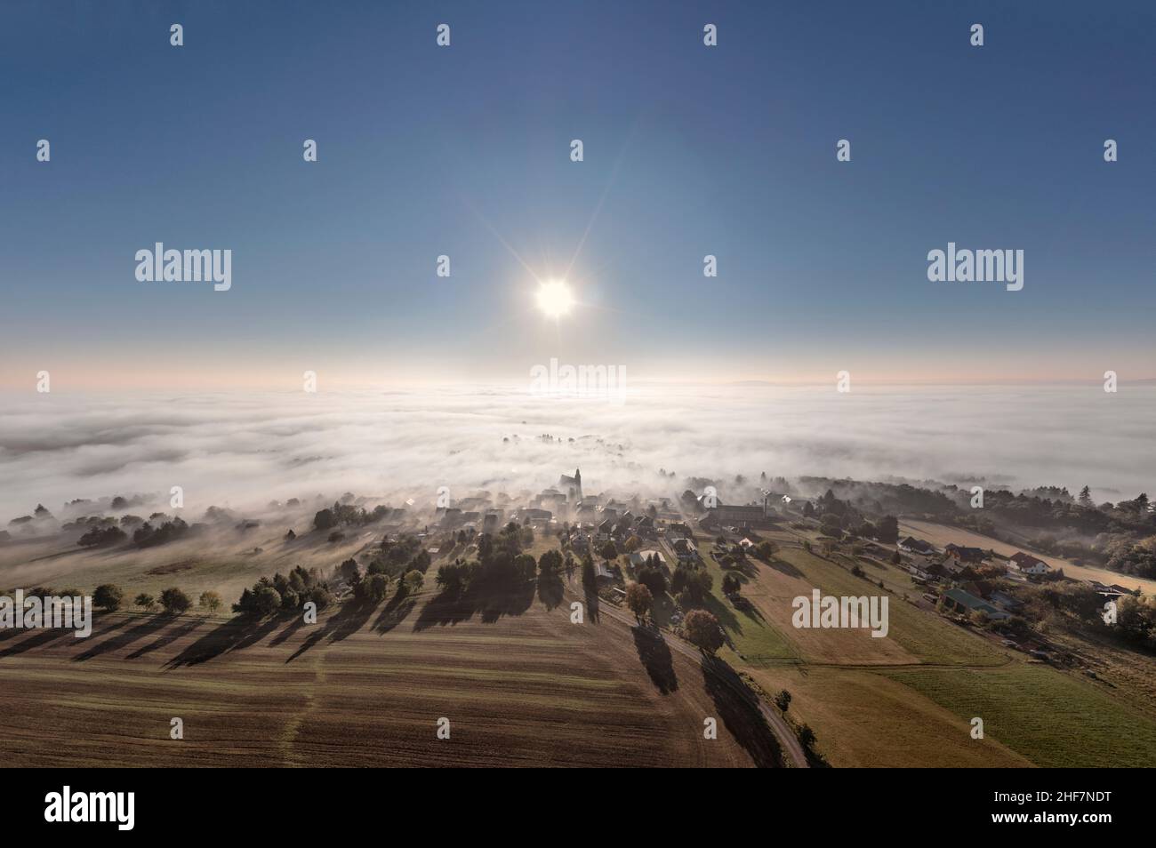 Germania, Turingia, Großbreitenbach, Herschdorf, villaggio, la chiesa sporge dalla nebbia del suolo, dal sole, dalla luce posteriore, dal panorama Foto Stock
