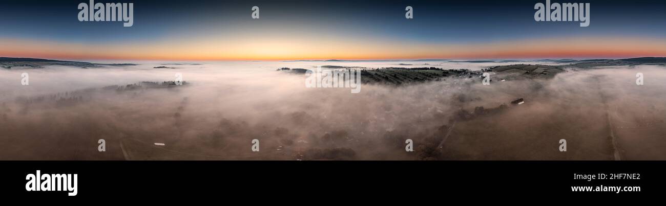 Germania, Turingia, Großbreitenbach, Wildenspring, nebbia le colline sporgono attraverso la nebbia, le case brillano attraverso la nebbia, il paesaggio, l'alba, vista aerea, panorama a 360° Foto Stock