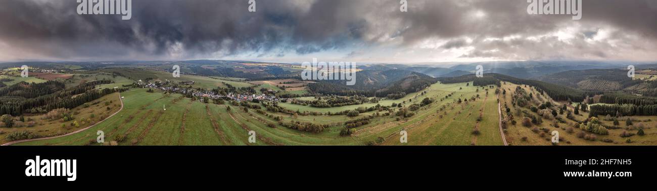 Germania, Turingia, Großbreitenbach, Wildenspring, paesaggio, valle, villaggio, campi, altopiano, vista aerea, panorama a 360° Foto Stock