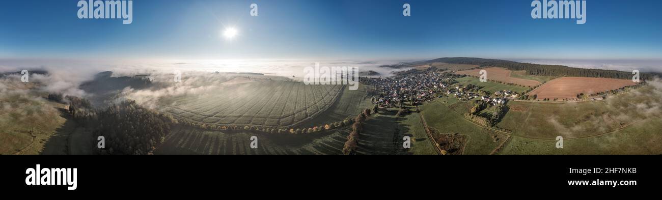 Germania, Turingia, Großbreitenbach, Herschdorf, villaggio, campi, nebbia a valle, parzialmente retroilluminazione, luce laterale a 360° Foto Stock