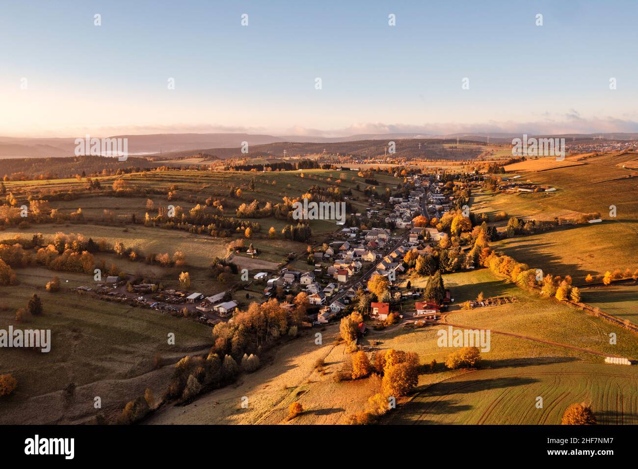 Germania, Turingia, Großbreitenbach, Wildenspring, paesaggio, valle, villaggio, campi, altopiano, panoramica, vista aerea, luce del mattino Foto Stock