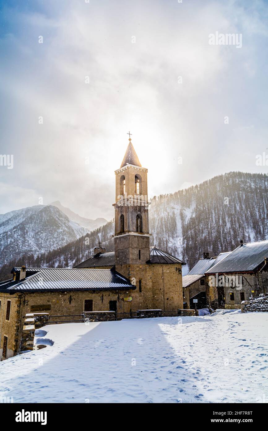 Il piccolo borgo di Ferrere, raggiungibile solo a piedi durante la stagione invernale. Valle Stura - Provincia di Cuneo - Piemonte Foto Stock