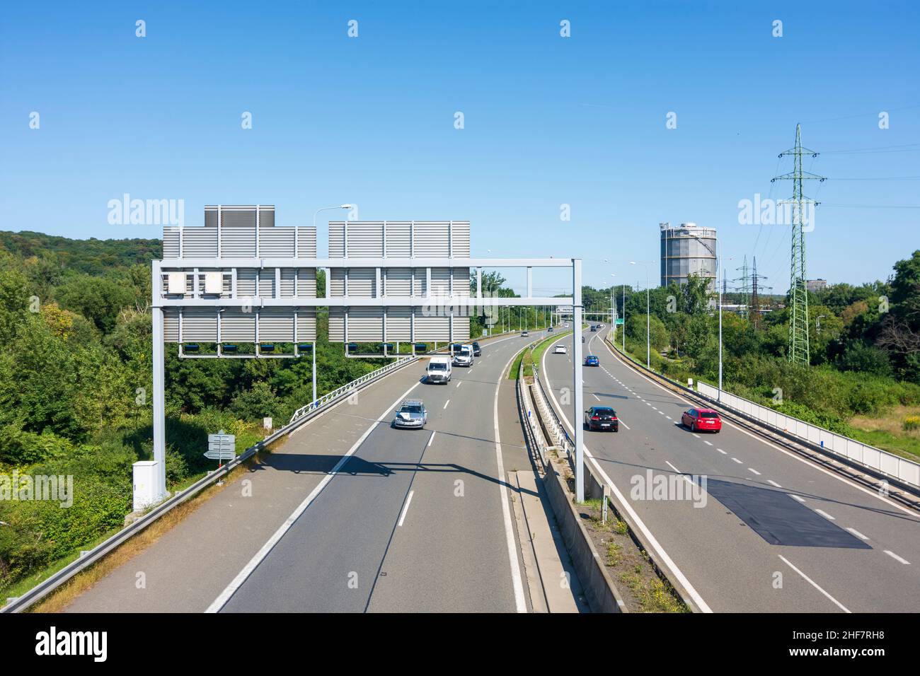 Ostrava (Ostrau), superstrada, gasometro a Moravskoslezsky, Regione Moravia-Slesiana, Regione Mährisch-schlesische, Ceco Foto Stock