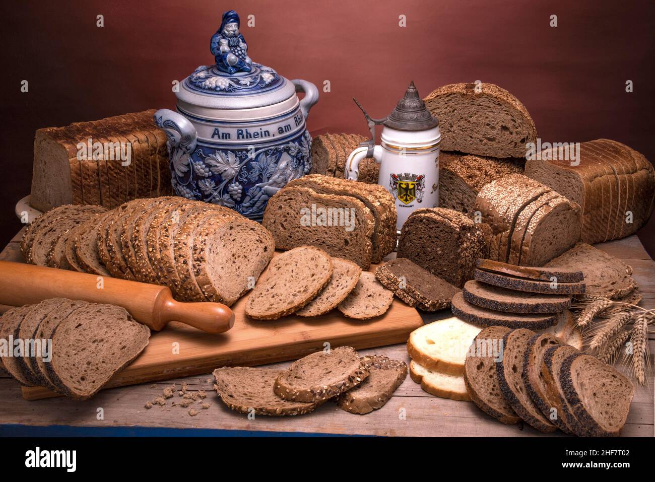 Assortimento di pane affettato su un tavolo Foto Stock