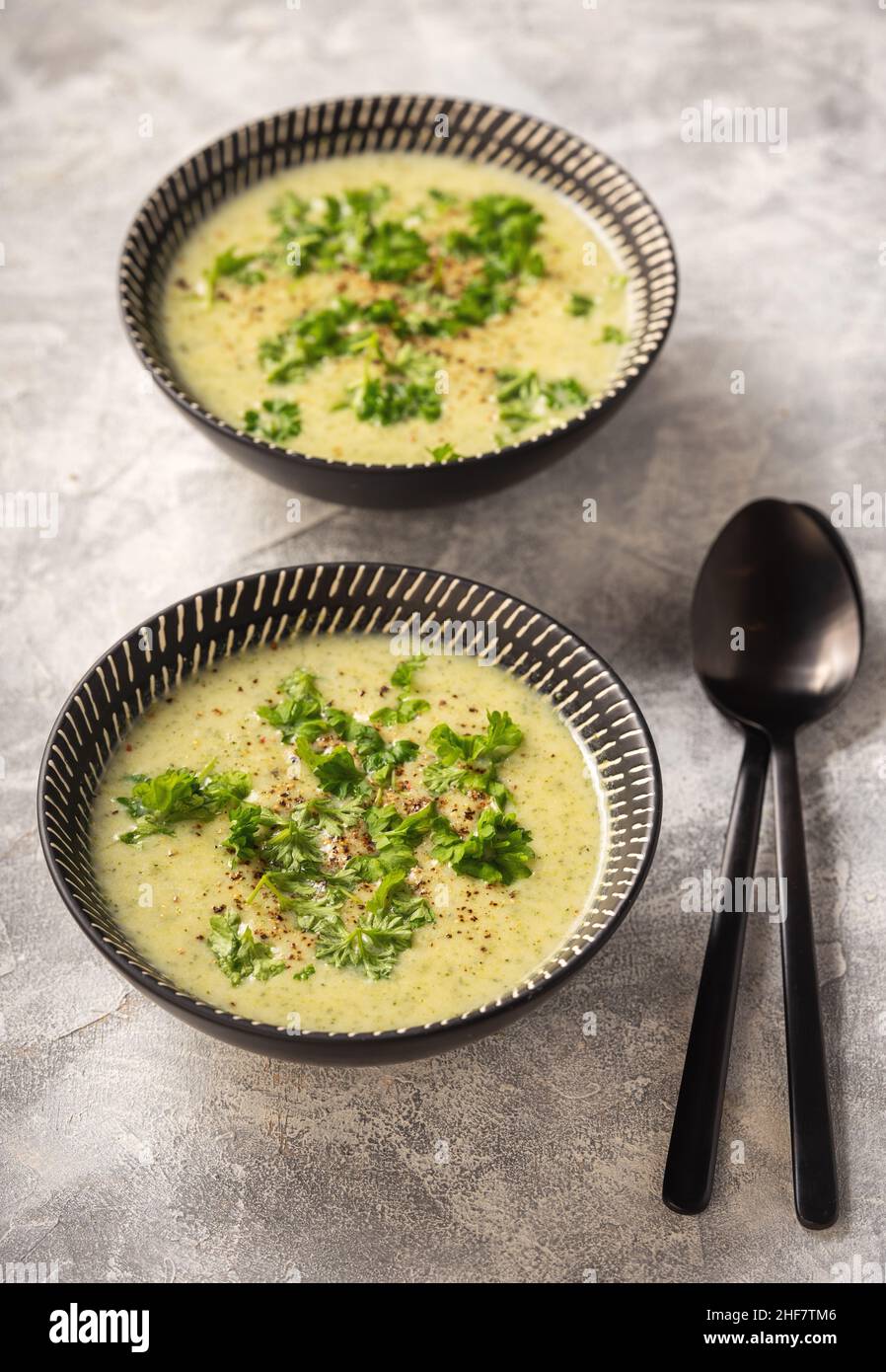 Zuppa di broccoli fatta in casa su sfondo chiaro. Foto Stock