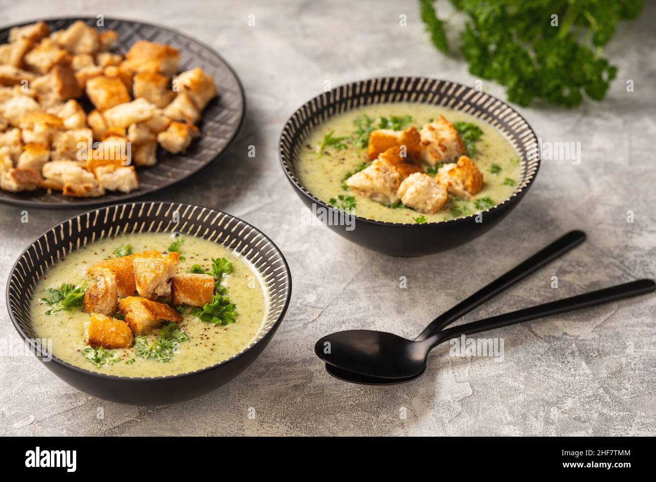 Zuppa di broccoli fatta in casa su sfondo chiaro. Foto Stock
