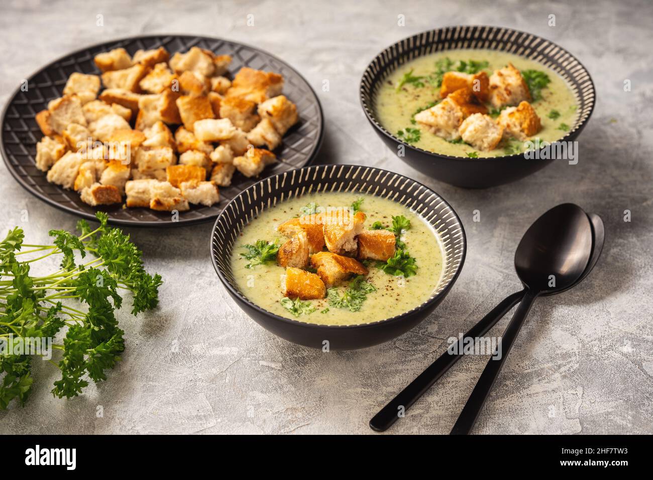 Zuppa di broccoli fatta in casa su sfondo chiaro. Foto Stock