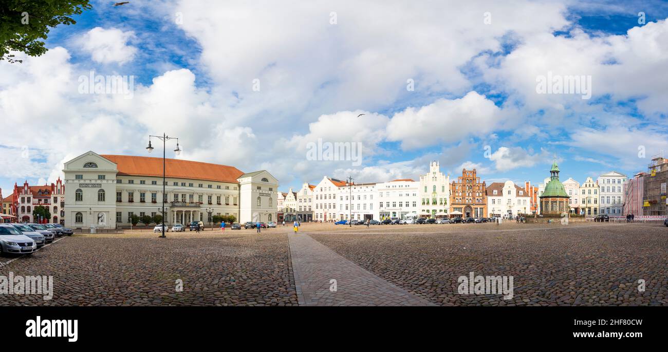 Wismar, piazza del mercato con Municipio (a sinistra), Wasserkunst (a destra), un'elaborata fontana in ferro battuto, lato est del mercato con la casa patrizia brick gotica (Bürgerhaus) chiamato Alter Schwede (Old Swede) in Ostsee (Mar Baltico), Mecklenburg-Vorpommern, Germania Foto Stock