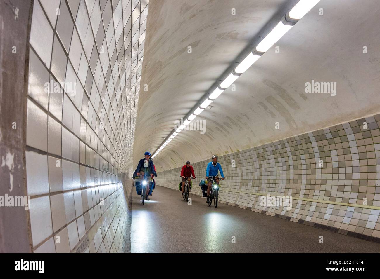 Rendsburg, ciclisti in bicicletta e tunnel pedonale sotto Nord-Ostsee-Kanal (canale Kiel) in Binnenland, Schleswig-Holstein, Germania Foto Stock